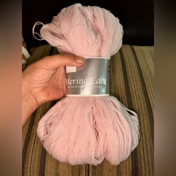 Merino Lace Yarn in Soft Pink - Picture 2 of 3